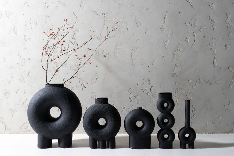 Victoriya Yakusha griff für ihre fünf dekorativen Keramikvasen «Kumanec» auf eine ukrainische Töpfertradition zurück. Die Bagel-ähnlichen Vasen sollen an die typischen Keramikgefässe der Kosaken erinnern, wie sie vor über 700 Jahren auf Festtafeln für Getränke verwendet wurden. Faina.