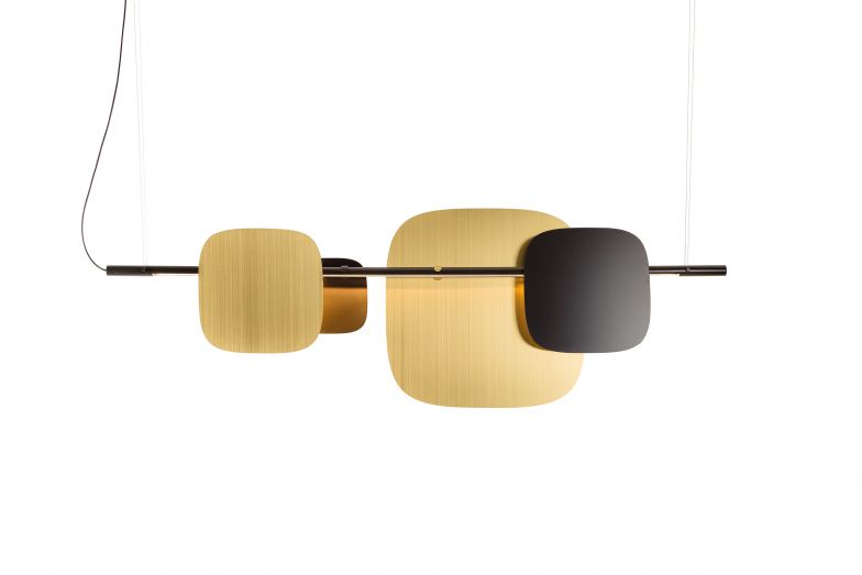 In Zusammenarbeit mit Designer Timo Ripatti ist die wandelbare Leuchte «Huilu» entstanden. Während die Standardversion einfarbig lackiert ist, können Reflektoren aus unterschiedlichen Materialien miteinander kombiniert und damit diverse Lichtstimmungen kreiert werden. Die Pendel- und Wandleuchten sind in zwei Längen erhältlich, die Reflektoren in Messing, aus Glas oder schallabsorbierendem Filz. Blond.