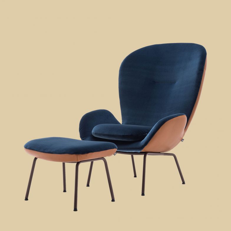 Was gibt es Gemütlicheres als einen Ohrensessel, um sich ganz den Klängen der Lieblingsmusik hinzugeben? Weiche Radien, eine fein austarierte Rückenwölbung, eine straff gepolsterte Sitzschale und ein betont weich gepolstertes Sitzkissen machen diesen individuell gestaltbaren Hochlehner «594» unverkennbar. Design: Sebastian Herkner. Rolf Benz.