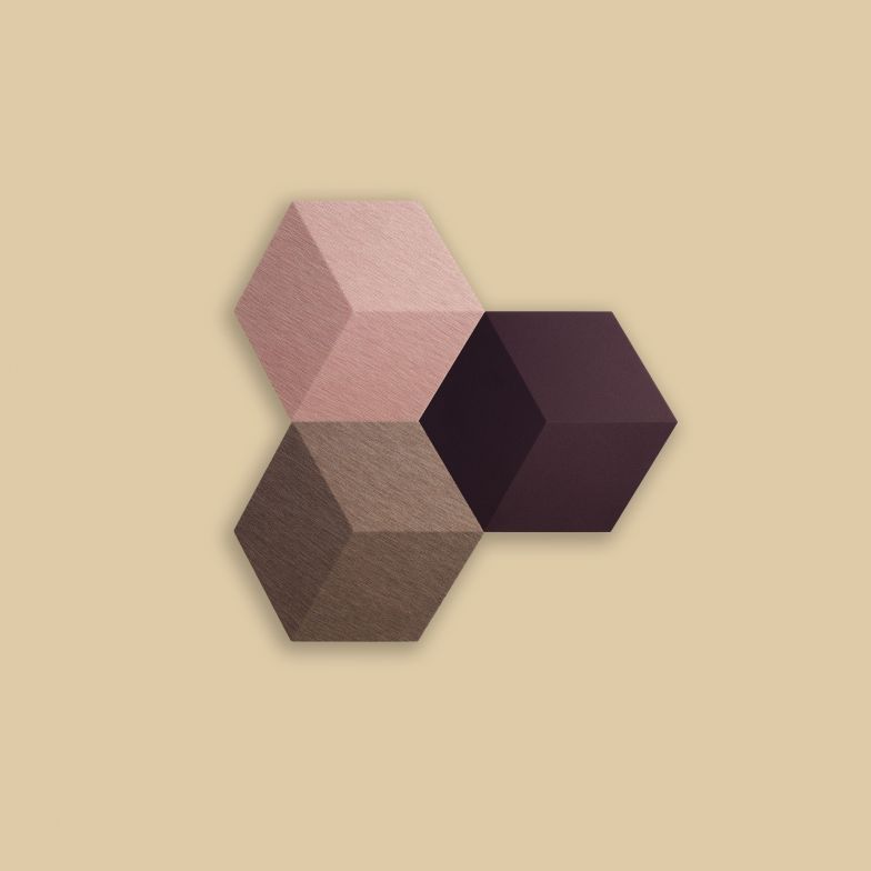 Das modulare Lautsprechersystem «Beosound Shape» hängt wie ein einzigartiges Kunstwerk an der Wand. Es liefert ein authentisches Klangbild, anpassbares Design in stilvollen Farben und eine integrierte Geräuschdämpfung für optimierte Akustik im Raum. Bang & Olufsen.