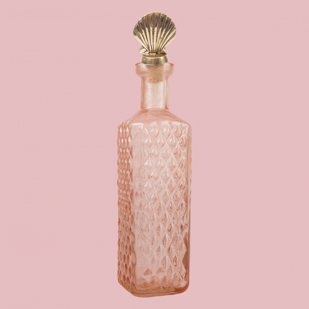 Muscheln bringen wir nicht nur mit sanftem Meeresrauschen in Verbindung, sie üben auch optisch eine grosse Anziehungskraft auf uns aus und werden in veredelter Form zum geliebten Accessoire. Zum Beispiel als Verschluss dieser mundgeblasenen Flasche in zartem Rosa. AUDENZA.COM.