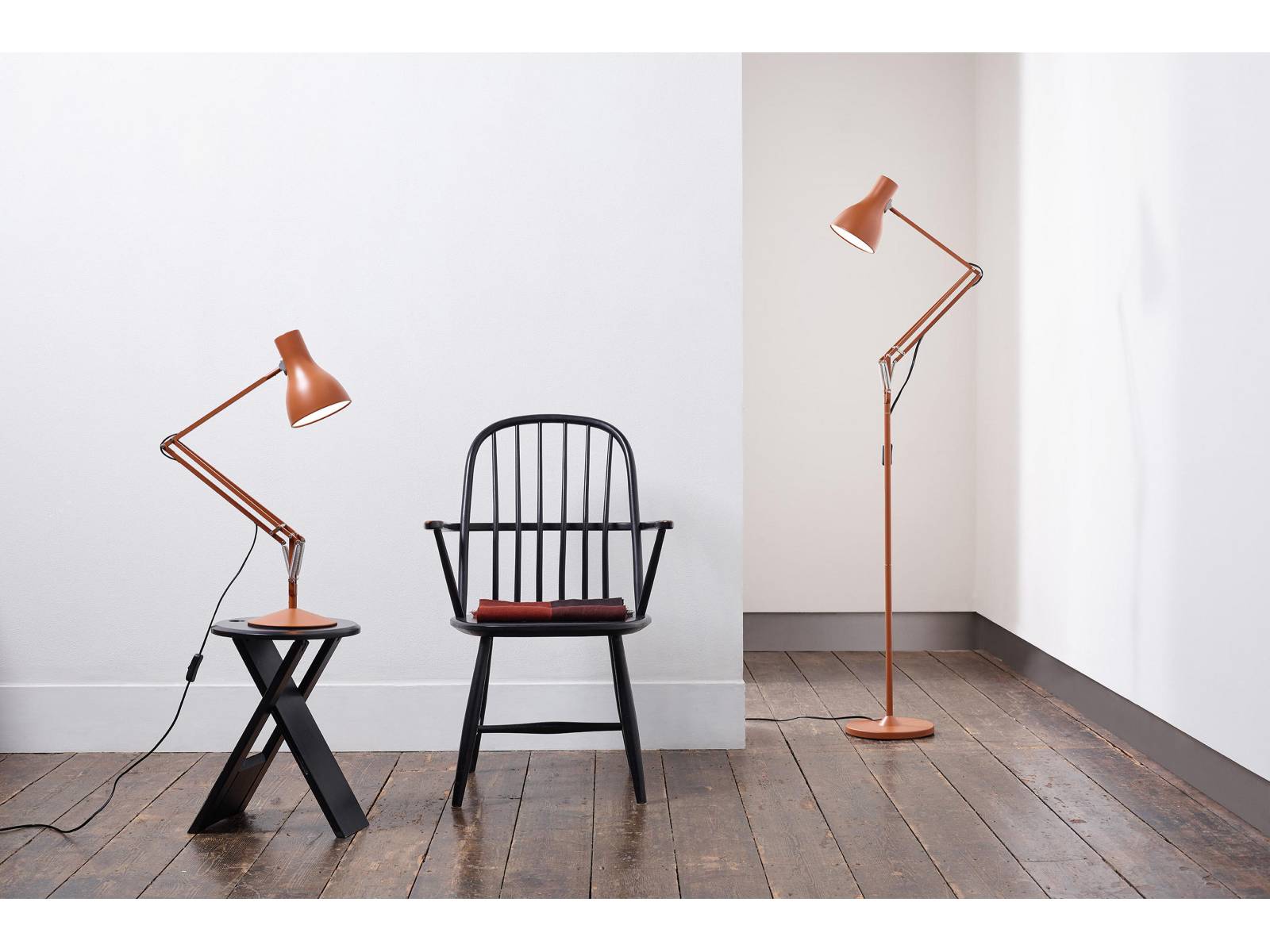 Bereits 1932 entwickelte Automobilingenieur George Carwardine die einfache wie praktische Arbeitsleuchte «Anglepoise». Nun hat sich die britische Designerin Margaret Howell dem zeitlosen Modell, das 2004 von Designer Sir Kenneth Grange neu interpretiert wurde, angenommen und neben neuen frischen Farbvarianten auch eine Stehleuchte entwickelt. Anglepoise.