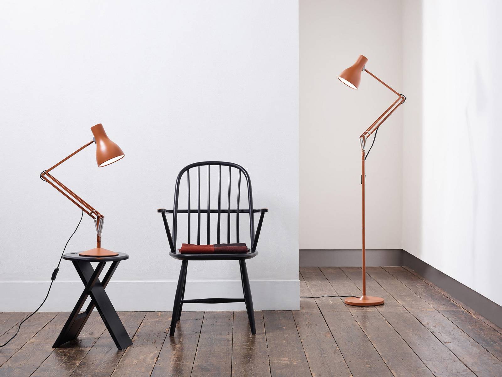 Bereits 1932 entwickelte Automobilingenieur George Carwardine die einfache wie praktische Arbeitsleuchte «Anglepoise». Nun hat sich die britische Designerin Margaret Howell dem zeitlosen Modell, das 2004 von Designer Sir Kenneth Grange neu interpretiert wurde, angenommen und neben neuen frischen Farbvarianten auch eine Stehleuchte entwickelt. Anglepoise.