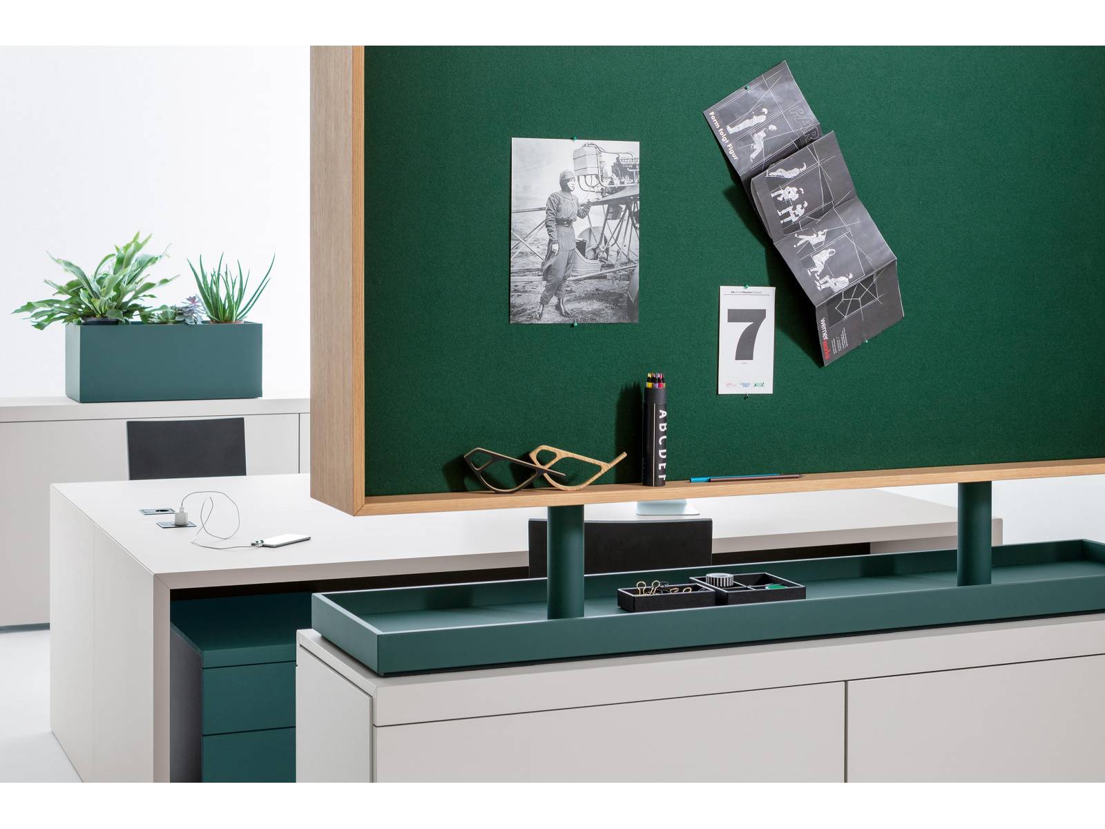 Multitasking par excellence: Dem Schrankaufsatz «Basic Top» des Designbüros Kinzos bereitet es keine Mühe, vieles gleichzeitig zu tun: Er trennt den Raum, ist akustisch wirksam und macht optional als Pinnwand oder Whiteboard Eindruck. Der Aufsatz kann werkzeuglos auf zwei Schrankprogramme des Herstellers aufgesetzt werden. Werner Works.