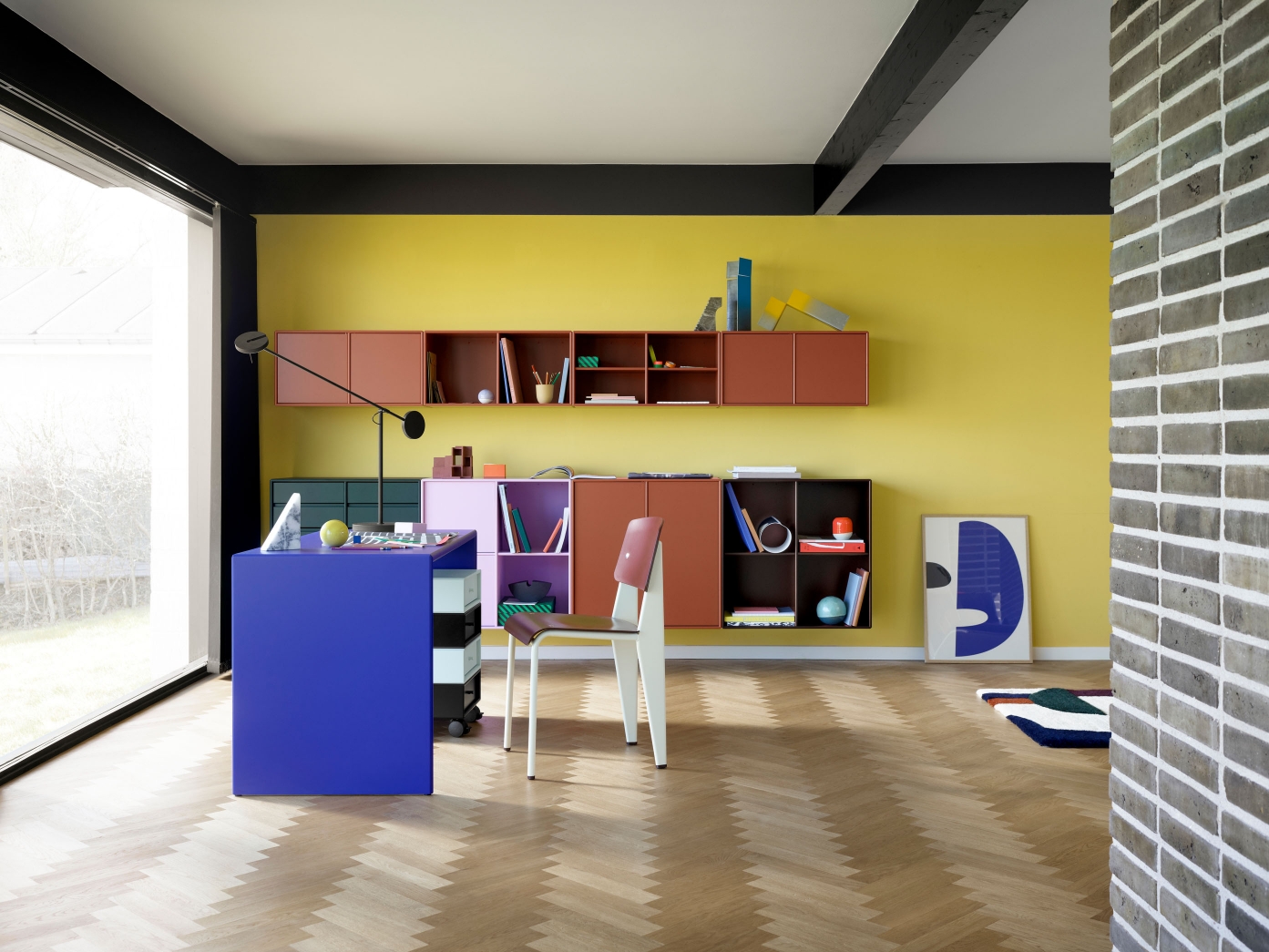 Dass ein gemütlicher Arbeitsplatz sich positiv auf unsere Produktivität ausübt, ist kein Geheimnis. Fangen wir also bei Grundlegendem an, einem harmonischen, aufmunterndem Farbkonzept. Diesem hat sich auch Farbalchemistin Margrethe Odgaard gewidmet und 30 neue Farben für das umfangreiche Systemmöbelsortiment des dänischen Herstellers kreiert. Darunter Monarchblau, Haselnussbraun, dunkles Jadegrün oder ein Balsamico-Ton. Montana.