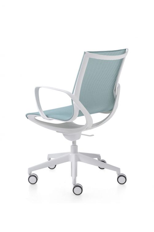 Macht jedem Chefsessel Konkurrenz: der dreh- und höhenverstellbare Bürostuhl «Key Line» mit atmungsaktiver Netzbespannung, erhältlich in vier Farben. In der Ausführung «Plus» mit gepolsterten und abnehmbaren Sitz- und Rückenkissen. Kastel. 