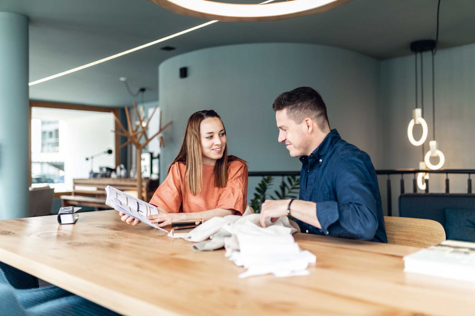 Nina Barandun und Dan Murdoch haben privat und beruflich zusammengefunden. Ihre Hauptaugenmerk besteht nicht nur in der Planung einzelner Räume, sondern ganzer Konzepte.
