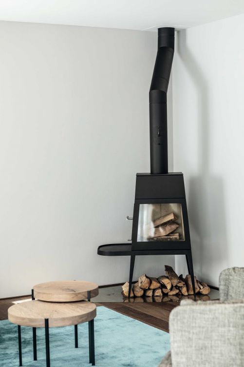 Der enge Grundriss und die kleiner Zimmer waren eine Herausforderung in diesem Appartement in Graubünden.