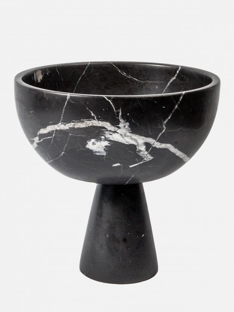 Mit der Struktur des Mamors wird die Schale mit Fuss zu einem skulpturellen Blickfang. Die Mamorschale ist über den Onlineshop katiefischer.de in zwei Grössen erhältlich.