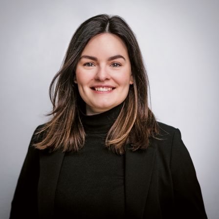 Mit ihrem kaufmännischen Background in der Textilbranche und ihrer Passion für Kunst und Design trägt Gesa Trispel zu ganz-heitlichen akustischen Raumlösungen bei, die alle Sinne ansprechen. Die Innen-architektin ist in der Abteilung Acoustics tätig, die das 1946 in Bielefeld gegründete Familienunternehmen Jab Anstoetz ab dem Jahr 2022 aufgebaut hat. 