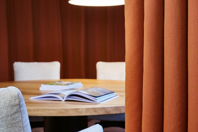 Das Vorhangsystem «Acoustic Guard» eignet sich besonders gut zur Raumzonierung.