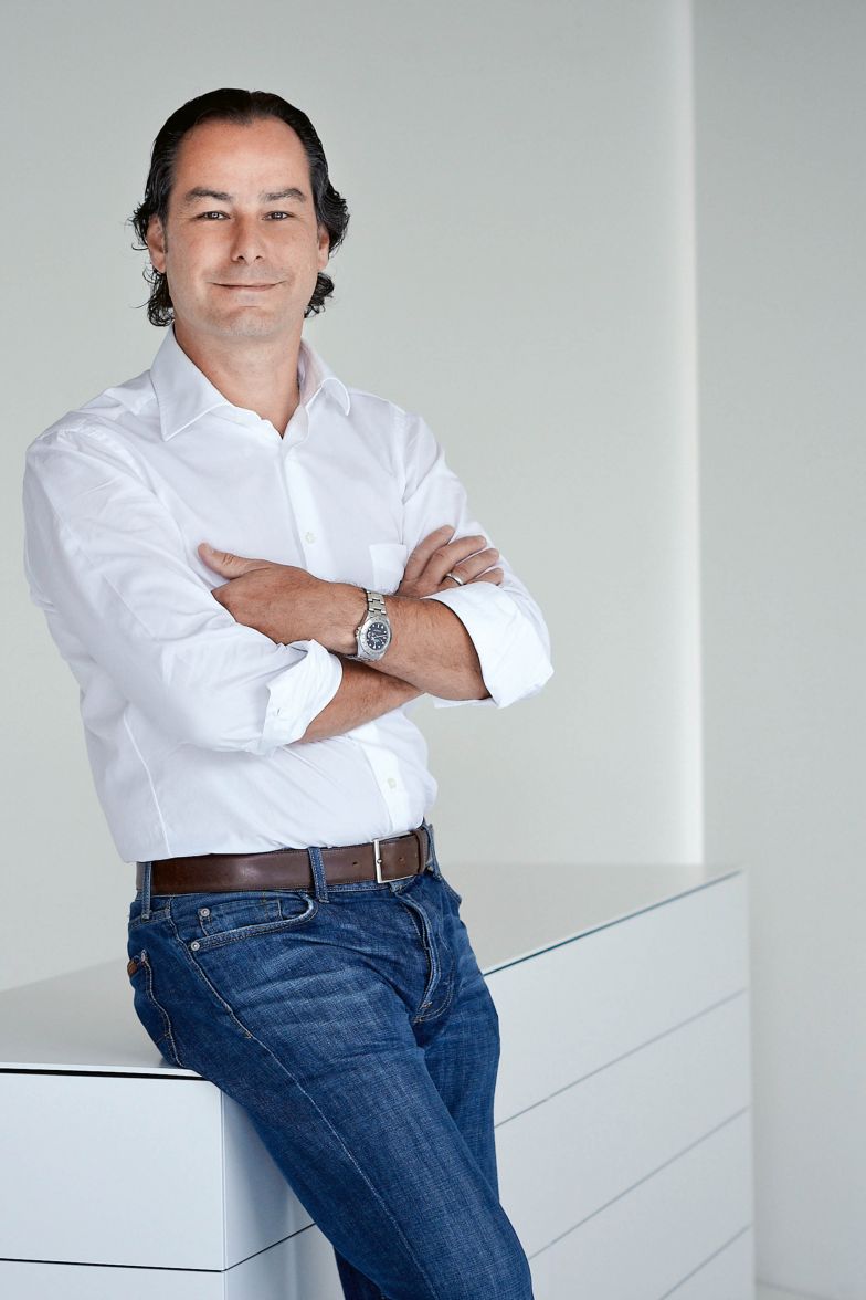 Wolfgang Kettnaker übernahm mit 23 Jahren die Leitung des Familienunternehmens in fünfter Generation. Er richtete das Unternehmen auf die Zukunft aus und erfand ein cleveres Baukastensystem zu individuellen Formatierung und Gestaltung der Systemmöbel. 