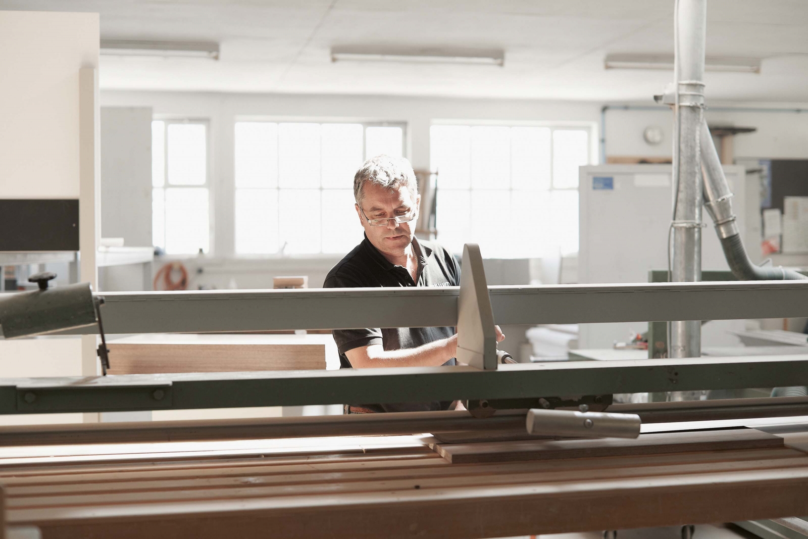 Die hochwertigen Möbel werden seit der Firmengründung vor 150 Jahren im oberschwäbischen Dürmentingen gefertigt. Heute zählt die Marke Kettnaker zu den Top 50 Luxusmarken Deutschlands.