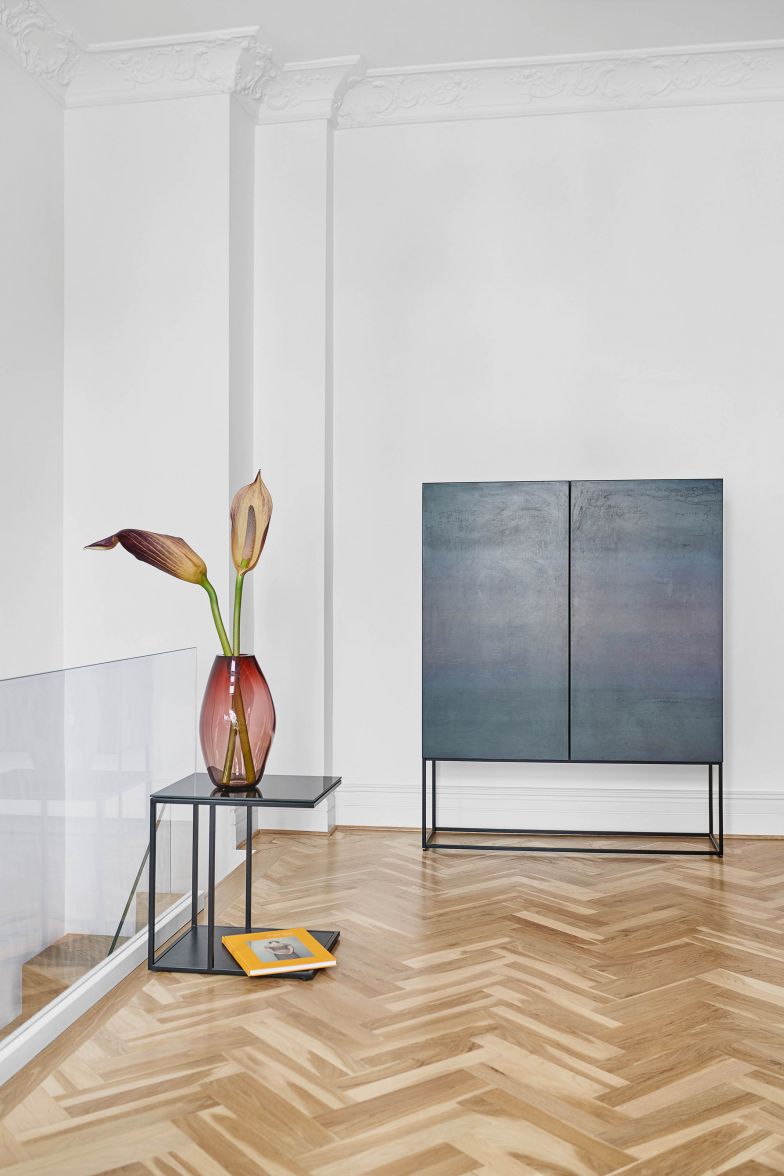 Ob Einzelmöbel oder Kombination – «Mio» lässt der Gestaltung freien Spielraum. Im Mittelpunkt steht die 32 Millimeter starke Front, die passgenau vor dem auf Gehrung gearbeiteten Korpus sitzt.