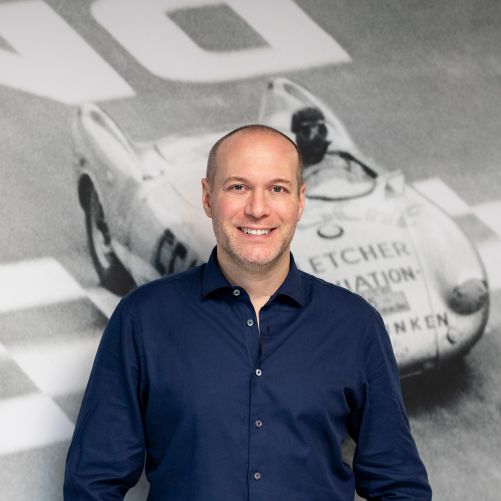 Henning Rieseler leitete als Design Director des Studio F. A. Porsche auch das Kreativteam, das an der Gestaltung der neuen Sauna sowie den zugehörigen Accessoires «Nooa» beteiligt war.