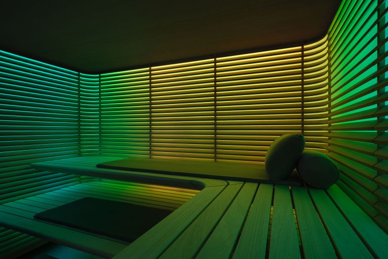 Ein ausgeklügeltes Licht- und Soundkonzept lässt das Saunabad zu einer Reise für die Sinne werden.