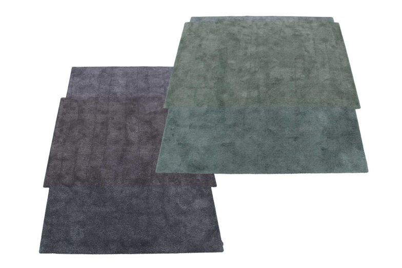 Der rechteckige «Furka», der quadratische ­«Umbrail» (Foto) und der runde Teppich «Albula» (Foto oben) sind von den Formen der Alpenpässe inspiriert. Freie Formen, wie sie den Teppichen zugrunde liegen, sind eine ­Besonderheit der Manufaktur.