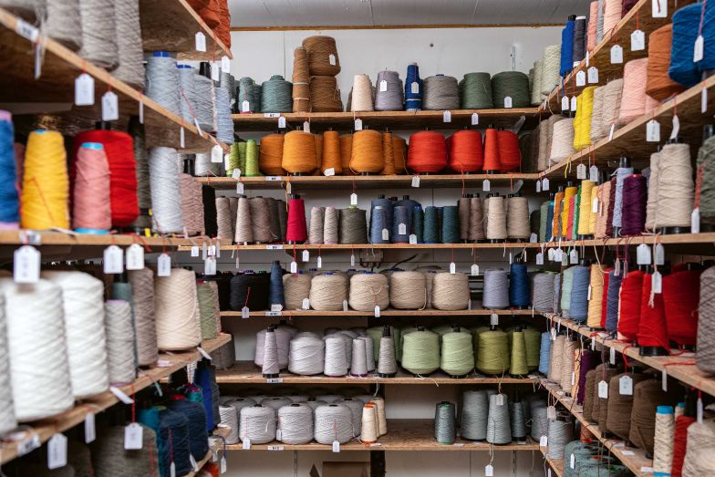 Im Lager stehen nicht weniger als 270 Farben für die Gestaltung der individualisierbaren Teppiche zur Auswahl. Gefärbt werden die hochwertigen Garne in einem kleinen Familienbetrieb in Emmen.