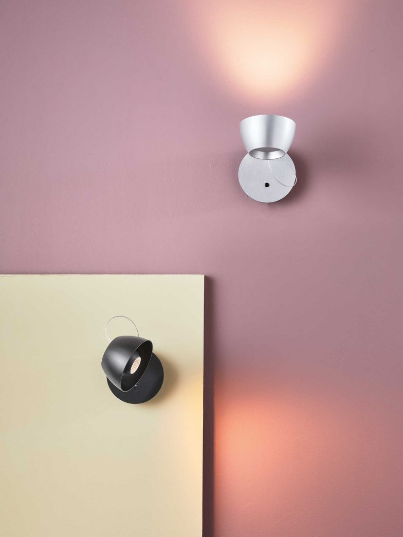 Im Herbst 2025 wird die Serie um eine Wandleuchte erweitert, die sich auch ganz unkompliziert als Leseleuchte an Regalböden befestigen lässt.