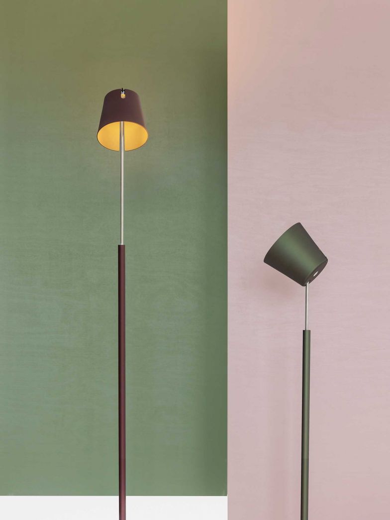 Obwohl erst zehn Jahre alt, ist «Fez» mit dem charakteristischen, vertikal neigbaren Leuchtenkopf aus Aluminium bereits ein ­Klassiker. In der Sonderedition bekennen die «Fez»-­Leuchten jetzt Farbe in Smaragd und Rioja.