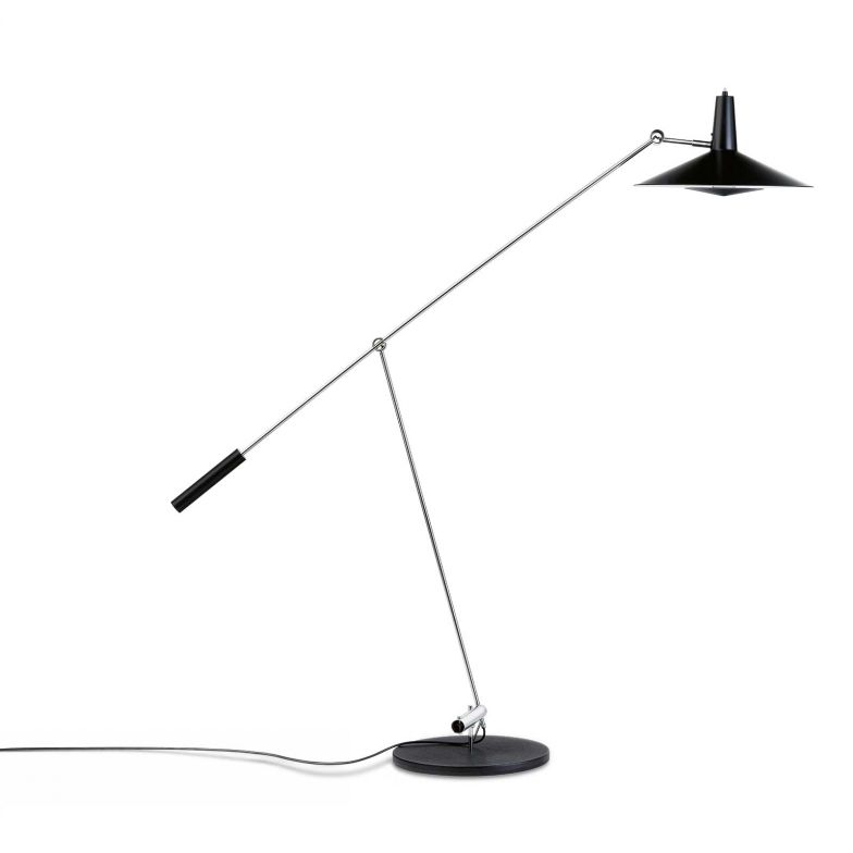 Wenn es eine Leuchte bis in die New York Times geschafft hat, muss sie etwas ganz Besonderes sein – wie die «Type 600», mit der 1951 die Geschichte der Manufaktur begann. Entworfen von Rosmarie und Rico Baltensweiler, überzeugt die Leuchte bis heute mit klarer Form und innovativer Technik: sechs Gelenke, ein grosses Gegengewicht und ein Torsions­feder-Gelenk für maximale Beweglichkeit. 