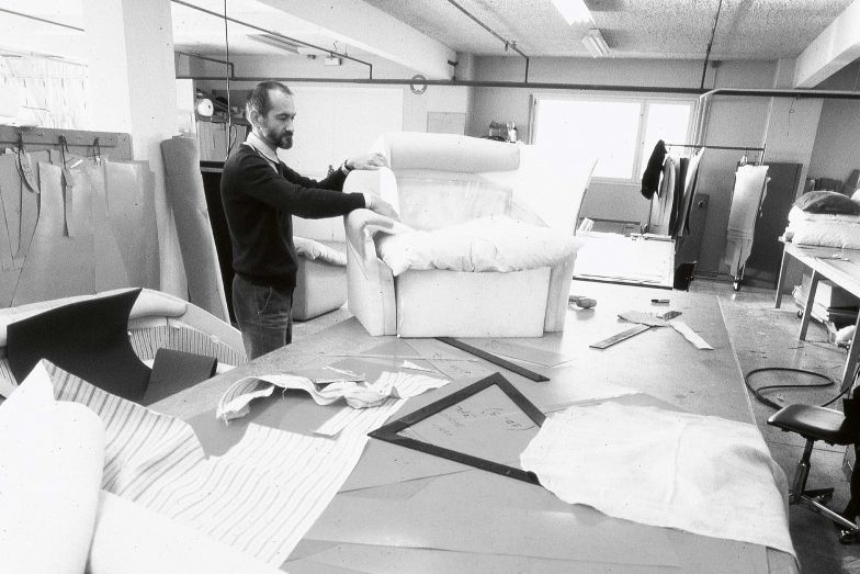 Der damalige Chefdesigner von Ligne Roset, Michel Ducaroy, in der Produktion. Er entwickelte das legendäre Sofa «Togo».