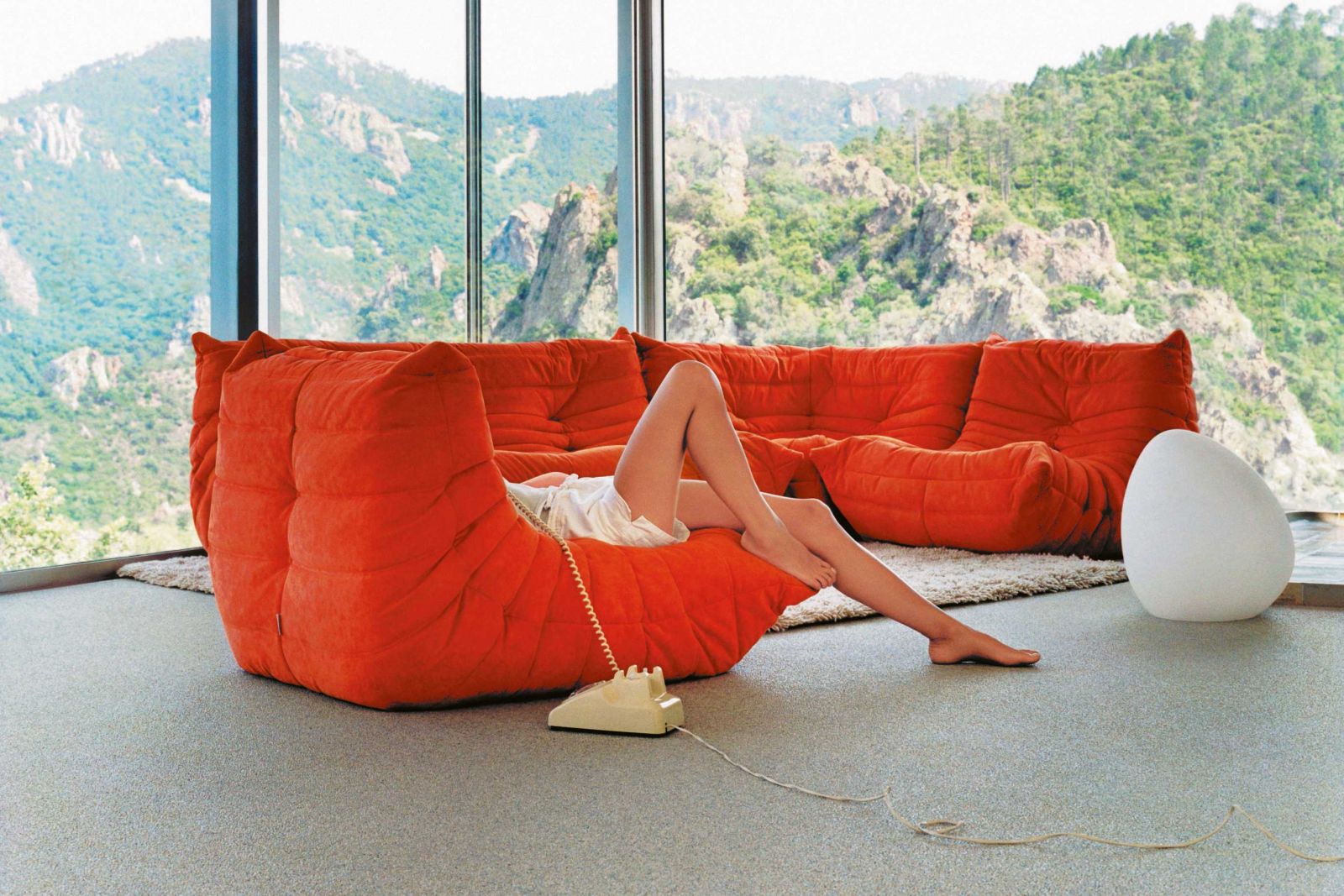 Sitzen? Nun, nicht wirklich! 1973 revolutionierte «Togo» die Art und und Weise, wie man ein Sofa bis dahin kannte.