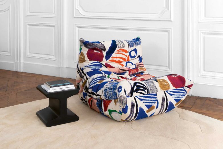 Die limitierte Jubiläumsedition von «Togo» wird mit dem Stoff «Toile de Peintre» von Pierre Frey bezogen. Kein «Togo» aus dieser Serie wird dem anderen gleichen.