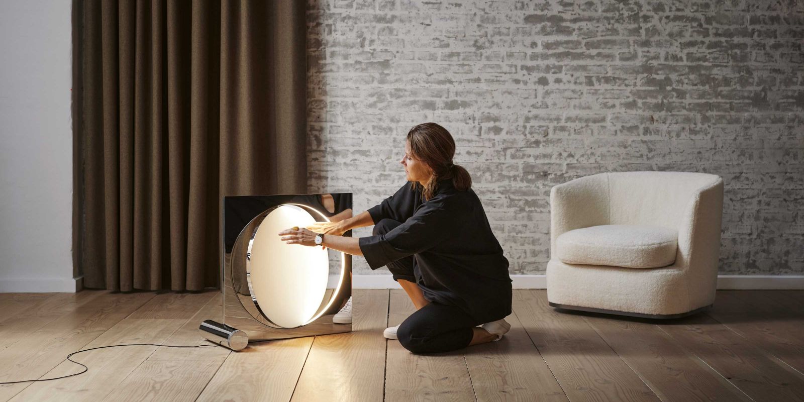 Moonsetter ist die erste Leuchte, die die dänische Architektin Anne Boysen je entwickelt hat. Ihr gelang damit etwas, das sehr simples und sehr spielerisch zugleich ist.