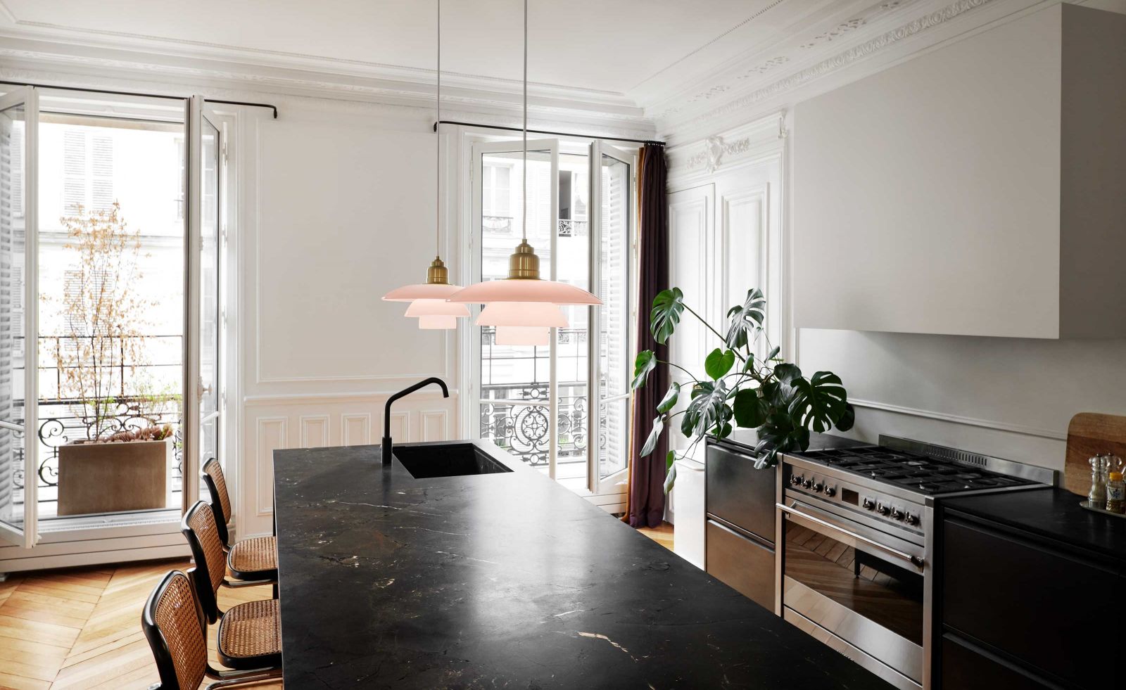 Trotz ihrer besonderen Abmessungen hat die Pendelleuchte «PH 3 ½-3 Pale Rose» aus Messing fast eine Universalgrösse. Dadurch ist sie sehr vielseitig und für jeden Raum geeignet, in dem ein kühner, stilvoller Look in Kombination mit gleichmässig verteiltem blassrosa Licht gewünscht wird.