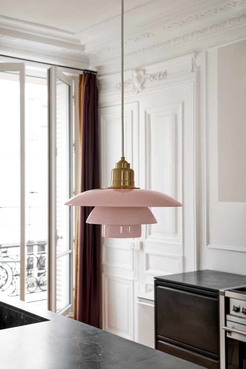 Die PH-Leuchte überzeugt auch bei ausgeschaltetem Licht, wenn die glänzende Oberfläche des zarten, mundgeblasenen blassrosa Glases aus Italien den zeitlosen Klassikern einen frischen Glanz verleiht.