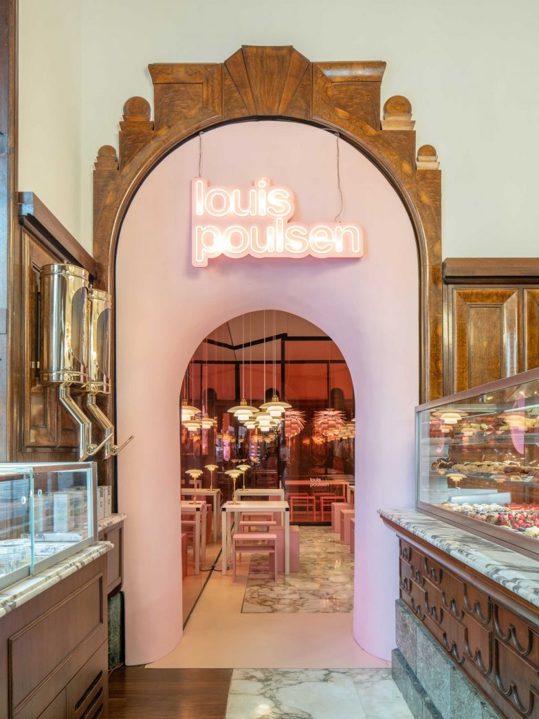 Im Rahmen der Milan Design Week präsentiert Louis Poulsen in der historischen Konditorei Taveggia die Leuchten vom skandinavischen Designer Poul Henningen.