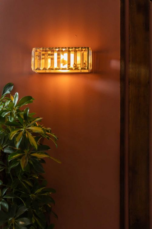 Die Kollektion «Tiara» ist geprägt von modernem, westlichen Design. Die Leuchten gibt es in einer Vielzahl von Ausführungen.