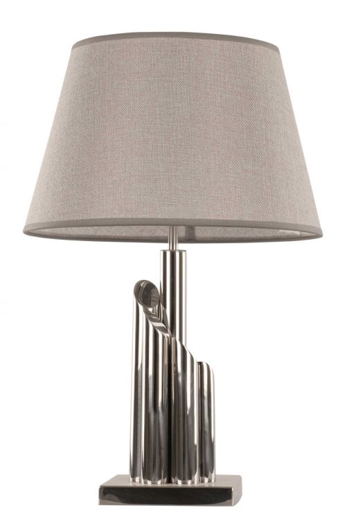 «Madrid» kommt ohne Kristalle aus. Die asymmetrische Form des Fusses aus glänzendem Chromstahl macht die Tischleuchte zum Hingucker.