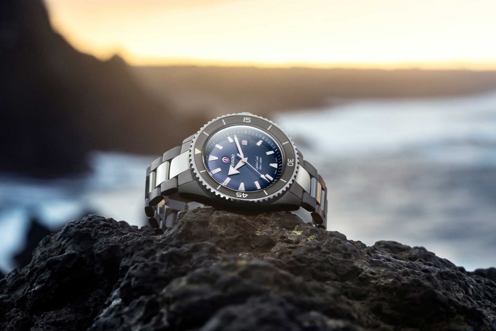 Ausgestattet mit der neuesten Technologie verfügt diese jüngste Weiterentwicklung der «Captain Cook» jetzt über 80 Stunden Gangreserve und eine Wasserdichtigkeit bis 300 m. Das hochwertige Uhrwerk des Modells «High-Tech Ceramic Diver» arbeitet hinter Saphirglas mit beidseitiger Antireflexionsbeschichtung und in einem Monobloc-Gehäuse aus Keramik, das nicht nur kratzfest, sondern auch hypoallergen ist. RADO.