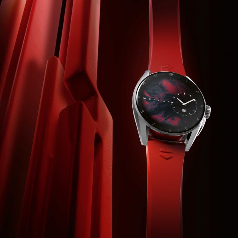 Das Luxuslabel aus La Chaux-de-Fonds präsentiert eine zweite Generation seiner «Connected Smartwatch», zu der auch eine exklusive Auswahl innovativer Zifferblätter gehört. Neue digitale Funktionen liefern aktuelle Informationen zu Sport, Wetter, Wellness und Kalender direkt auf das Zifferblatt. Die Uhr wird in einem modischen Ständer aufgeladen, wo sie nachts dezent leuchtet und die Zeit anzeigt. TAG HEUER.