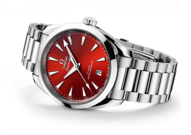 Von Aqua bis Terra reicht die neue Farbpalette des Klassikers «Seamaster». Die Zifferblätter werden aus Messing gefertigt und sind ausgehend von der Mitte mit einem Sonnenschliff verziert. Alle Modelle besitzen ein vollständig poliertes Edelstahlgehäuse und werden von Edelstahlarmbändern mit neu designten, abgerundeten Gliedern am Handgelenk gehalten. OMEGA.