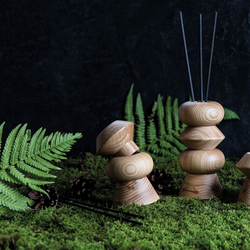 Für die Fertigung der kleinen «Hobitats» suchten die Inhaber von «Made to stay» wie für all ihre Produkte Hersteller, die ihre Handwerkskunst mit Leidenschaft ausüben und ihre Verantwortung gegenüber der Umwelt ernst nehmen. Seit 2017 zählt die portugiesische Holzwerkstatt von Senhor Pinheiro zum Herstellernetz der Marke. 