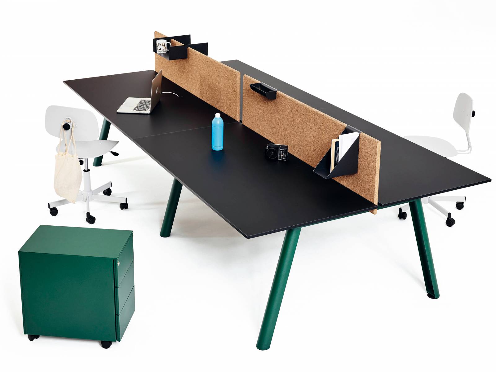 Der Schreibtisch «Apollo» erinnert an eine Tischtennisplatte und lässt sich abenso schnell aufbauen. An den Trennpaneelen aus ökologischem Kork lassen sich zahlreiche Accessoires befestigen, die den Arbeitsplatz personalisieren. Der Entwurf von Designer Shane Schneck brachte dem Unternehmen einen Good Design Award ein.