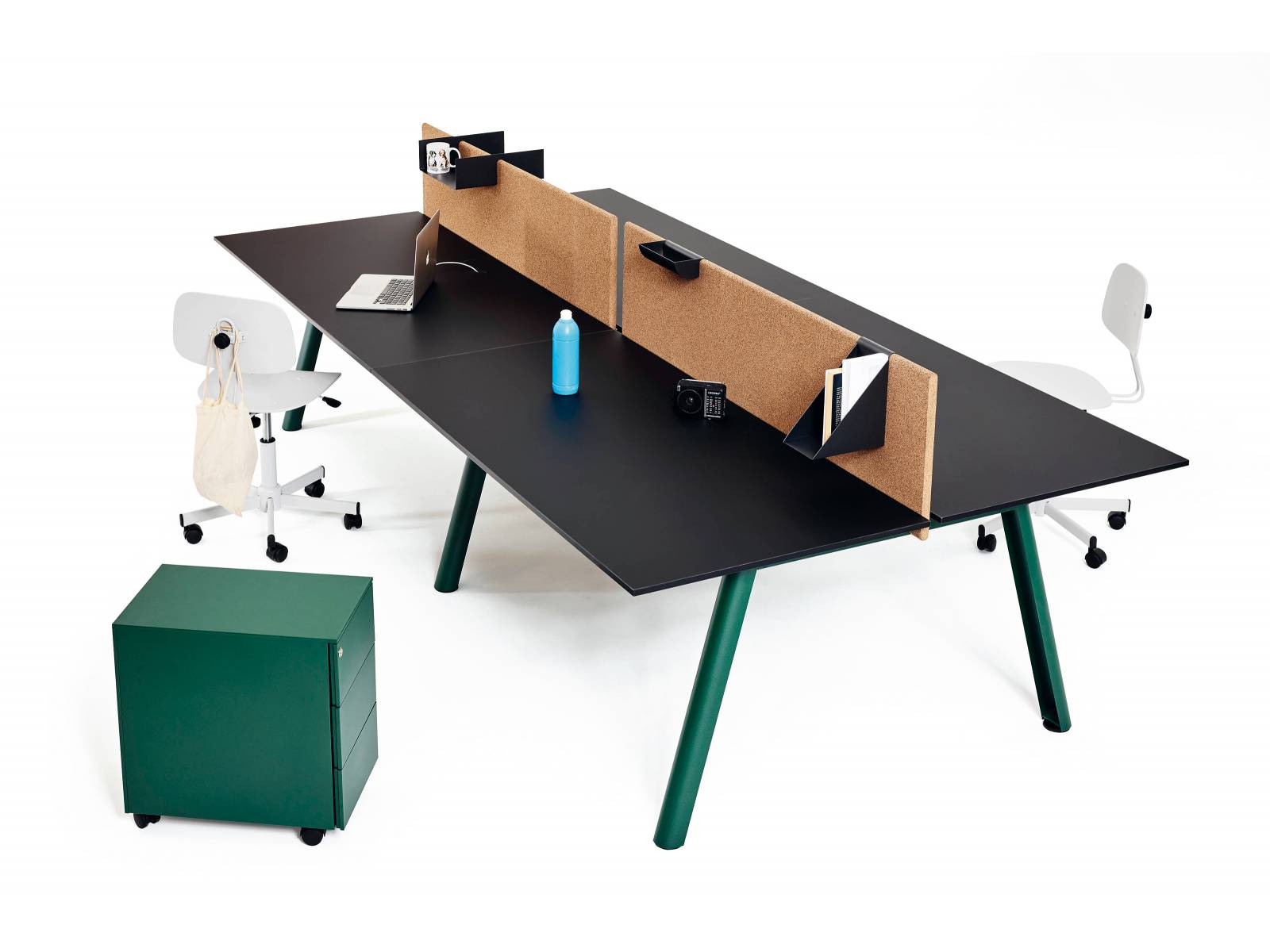 Der Schreibtisch «Apollo» erinnert an eine Tischtennisplatte und lässt sich abenso schnell aufbauen. An den Trennpaneelen aus ökologischem Kork lassen sich zahlreiche Accessoires befestigen, die den Arbeitsplatz personalisieren. Der Entwurf von Designer Shane Schneck brachte dem Unternehmen einen Good Design Award ein.