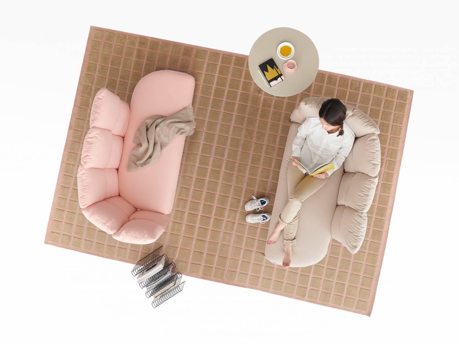 Die Sitzmöbel-Kollektion Undecided ist modular gedacht. Uni, kariert, mit leichten Farbabstufungen oder zufällig kombiniert: Die Stoffe der abnehmbaren, waschbaren Kissen, können individuell zusammengestellt werden. Foto: Miro Zagnoli.