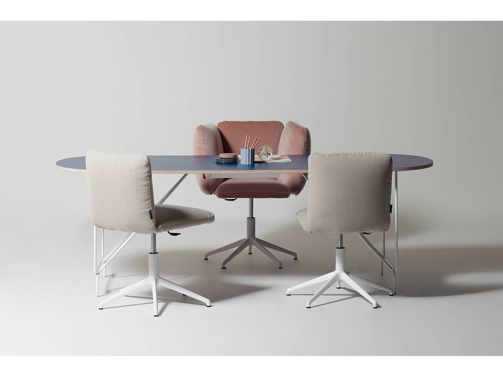 Revo ist eine elegante Tischkollektion, die sicher nicht nur im Officebereich stehen kann. Die farbigen Tischplatten aus Holz oder Glas werden von Beinen in Kupfer, Silber oder Gold getragen. Design Giovanni Giacobone und Massimo Roj.