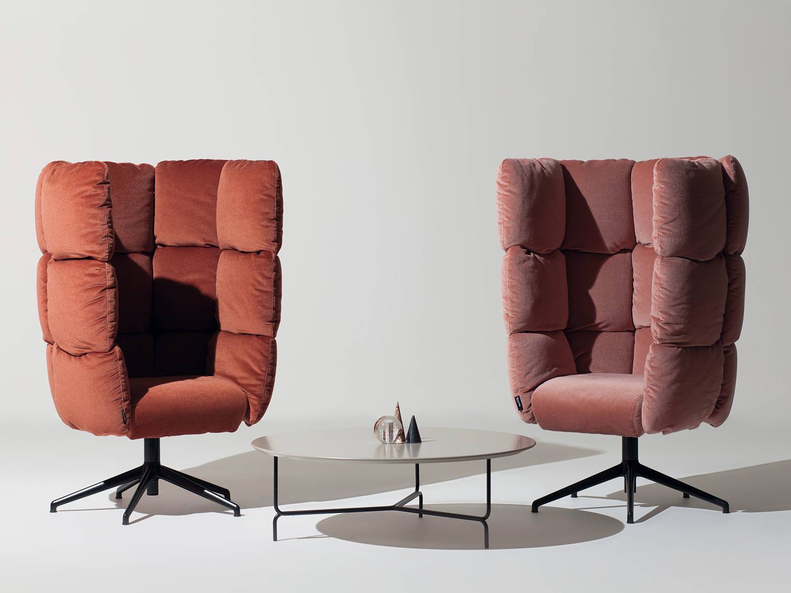 Die Sessel-Version der Kollektion Undecided mit den hohen Lehnen schützt vor unerwünschten Einblicken und vor Lärm im Grossraumbüro.