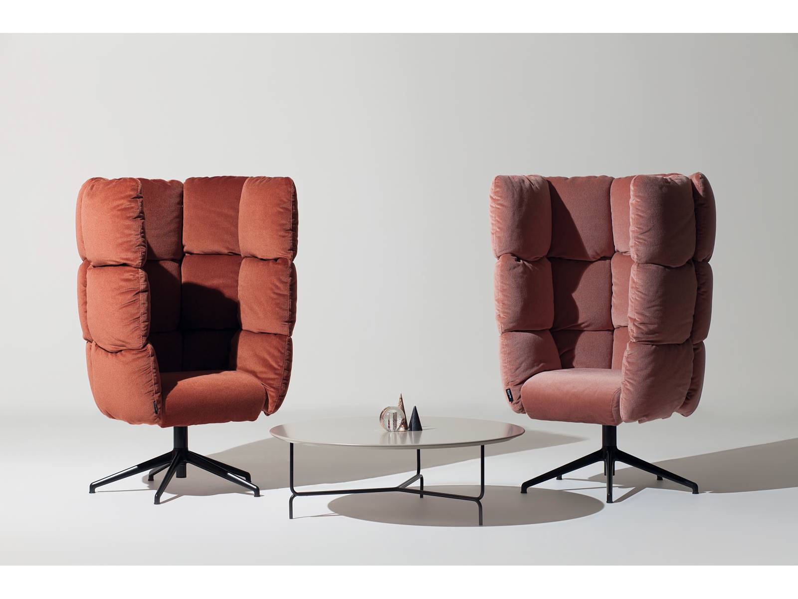 Die Sessel-Version der Kollektion Undecided mit den hohen Lehnen schützt vor unerwünschten Einblicken und vor Lärm im Grossraumbüro.