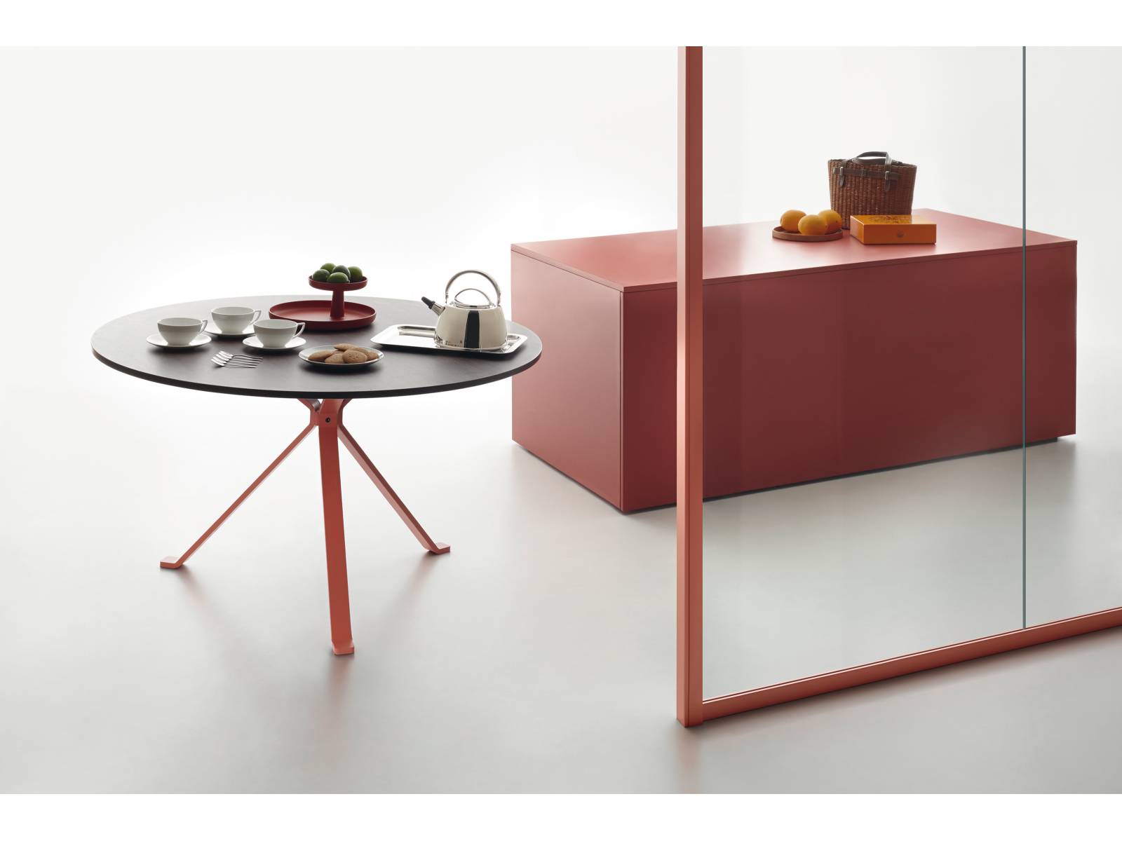 Revo ist eine elegante Tischkollektion, die sicher nicht nur im Officebereich stehen kann. Die farbigen Tischplatten aus Holz oder Glas werden von Beinen in Kupfer, Silber oder Gold getragen. Design: Giovanni Giacobone und Massimo Roj. «Wallsystem» ist ein Trennwand-System nach Mass, um grosse Räume in Open Space-Arbeitsbereiche zu unterteilen. Die Farben der Rahmen und Türklinken können perfekt auf die Möbel abgestimmt werden.