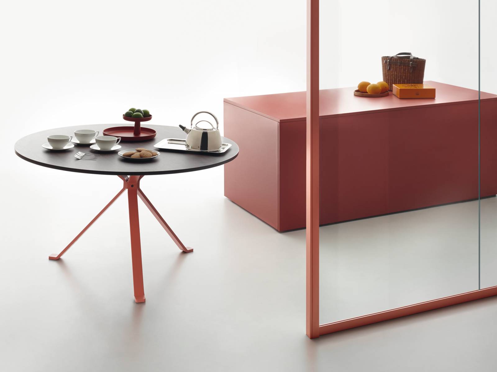 Revo ist eine elegante Tischkollektion, die sicher nicht nur im Officebereich stehen kann. Die farbigen Tischplatten aus Holz oder Glas werden von Beinen in Kupfer, Silber oder Gold getragen. Design: Giovanni Giacobone und Massimo Roj. «Wallsystem» ist ein Trennwand-System nach Mass, um grosse Räume in Open Space-Arbeitsbereiche zu unterteilen. Die Farben der Rahmen und Türklinken können perfekt auf die Möbel abgestimmt werden.