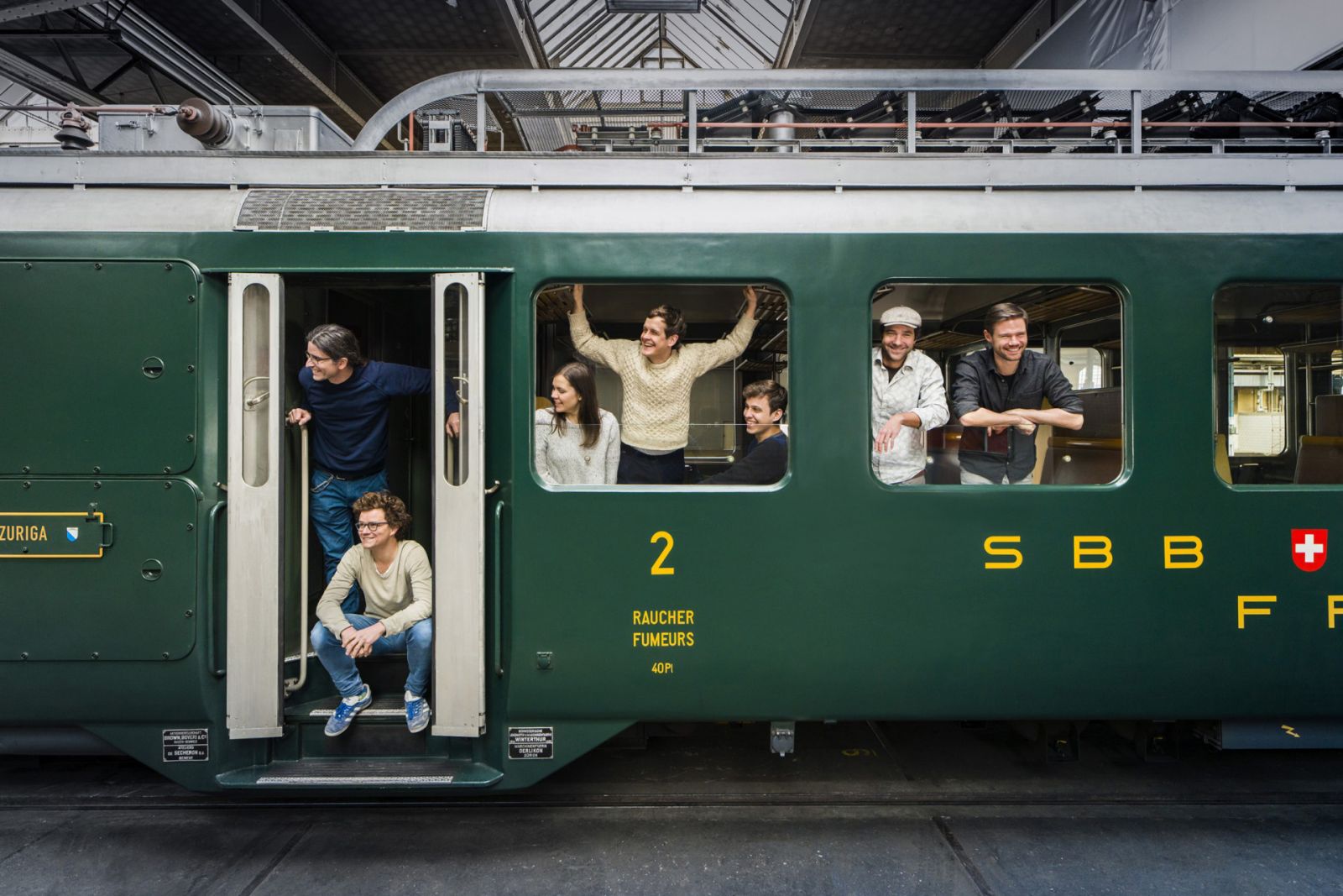 Das Team der Zuriga-Manufaktur: Von links stehend Ivo Engeler, vor ihm sitzend Moritz Güttinger, Gründer des Unternehmens, Reni Diggelmann, Felix Spuhler, Tizian Schöni, Flavio Gerster und David Siegrist.