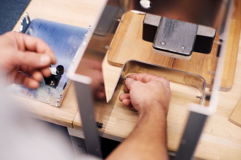 Jede Maschine wird in der Manufaktur in Zürich von Hand zusammengebaut und per Post verschickt. Wer will, darf die Maschine auch selber abholen und dabei einen Blick in die Manufaktur werfen.
