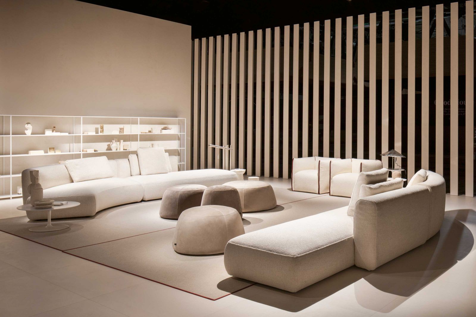 Den Auftritt am diesjährigen Salone del Mobile gestaltete Pitsou Kedem aus Tel Aviv. Für die stimmungsvolle Atmosphäre und das Styling sorgten Francesco Meda und David Quincoces sowie das Mailänder Studio Cameranesi Pompili. Foto: Thomas Pagani