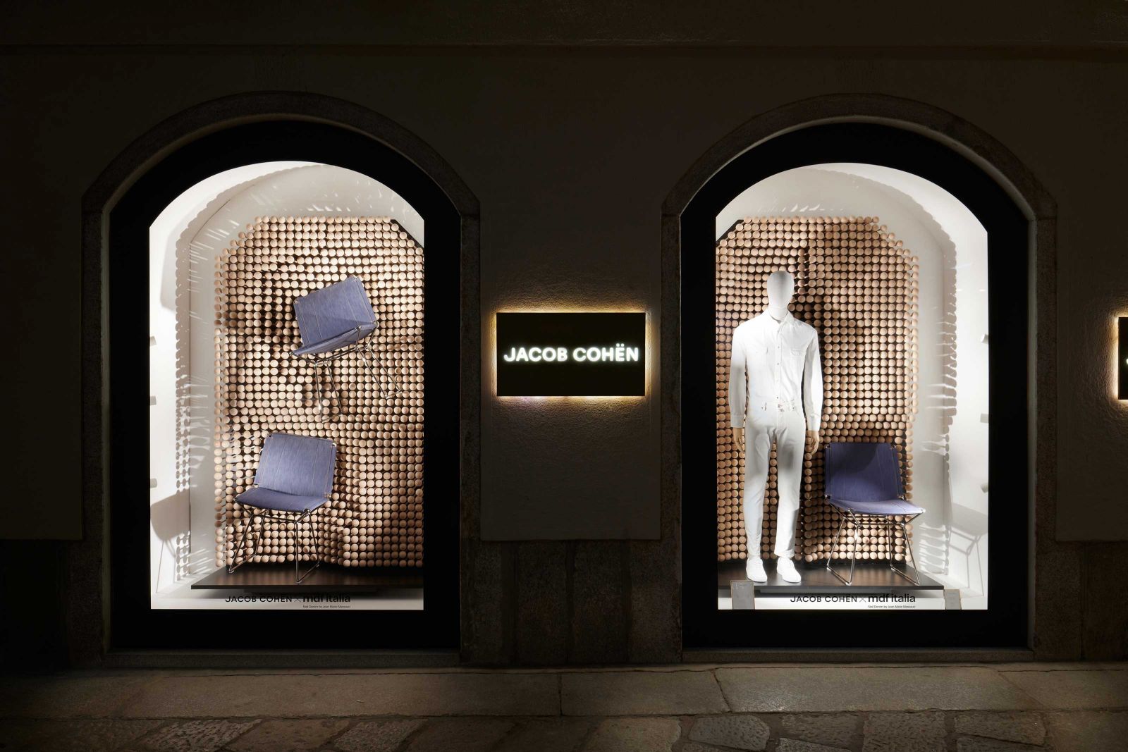 Pünktlich zum runden Geburtstag brachte das Unternehmen in Zusammenarbeit mit der Luxusmarke Jacob Cohën die Denim-Edition des kultigen Stuhls «Neil» von Jean Marie Massaud auf den Markt. Zu sehen war «Neil Denim» am Fuorisalone in der chicen Boutique von Jacob Cohën in der Via della Spiga. Foto: LCB Studio.